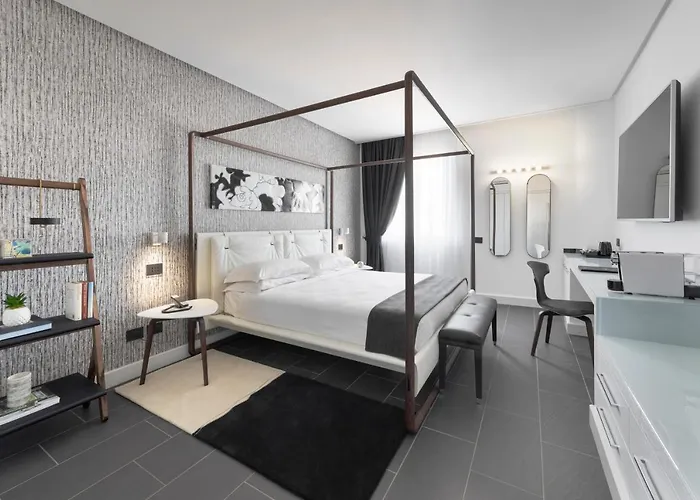 Lhp Palace & נאפולי