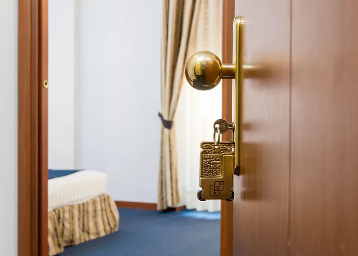 Lhp Palace & מלון