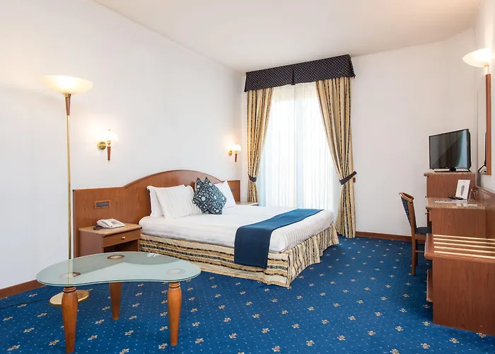 Lhp Palace & מלון 5*